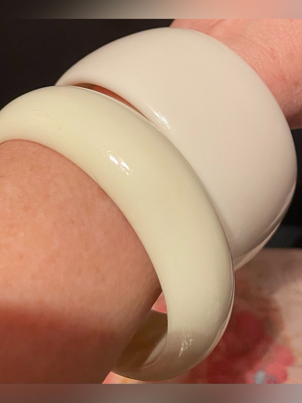 Set of Two Vintage Acrylic Bangles Bracelets - Picture 2 of 9